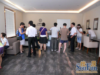 香格里樓盤銷售火爆，售樓部咨詢客戶絡繹不絕